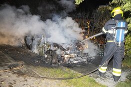 Personenwagen volledig uitgebrand aan de Stelling in Velsen-Zuid