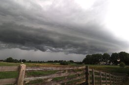 Mooie shelf cloud wolken boven Amstelveen en IJmuiden