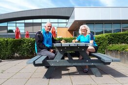 Oude bedrijfskleding wordt picknicktafel