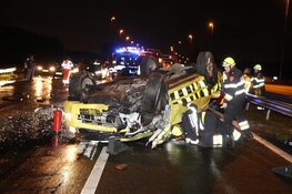 Rijkswaterstaat-voertuig gecrasht op A9, bestuurder gewond