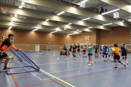 Jong Oranje talenten geeft een speciale handbalclinic aan de jeugd van HCV&#39;90