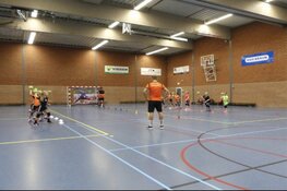 Jong Oranje talenten geeft een speciale handbalclinic aan de jeugd van HCV&#39;90
