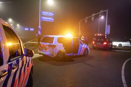 Auto tegen verkeerslicht op Rijksweg in Velsen