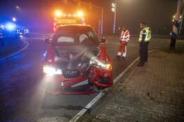 Auto tegen verkeerslicht op Rijksweg in Velsen