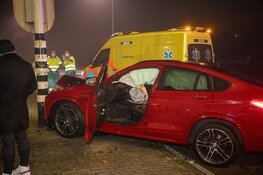 Auto tegen verkeerslicht op Rijksweg in Velsen