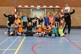 Eredivisionist HV KRAS/Volendam geeft handbal clinic aan jeugd van HCV’90