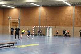 Eredivisionist HV KRAS/Volendam geeft handbal clinic aan jeugd van HCV’90