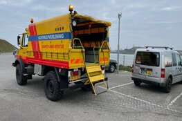 Hond eigenaar springt te water om hond te redden