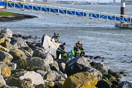 Politie doet onderzoek na aantreffen stoffelijk overschot Noordpier