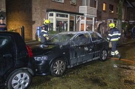 Brandende auto rolt tegen andere auto op Ruysdaelstraat IJmuiden