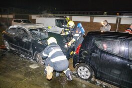Brandende auto rolt tegen andere auto op Ruysdaelstraat IJmuiden