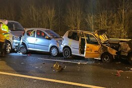 Autobrand na ongeluk met tien auto&#39;s op A9. Tot in de middag twee rijstroken dicht