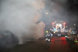 Metershoge vlammen bij autobrand Platbodem Velserbroek