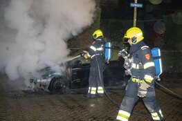 Metershoge vlammen bij autobrand Platbodem Velserbroek