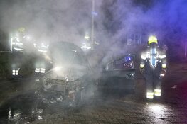 Metershoge vlammen bij autobrand Platbodem Velserbroek