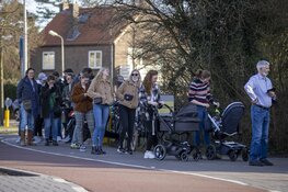 Lange rij voor ijspaleis in Driehuis
