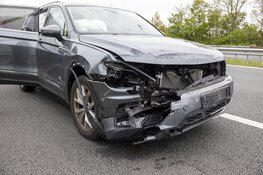 Auto knalt op vrachtwagen op A22