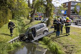 Automobilist schrikt van fietser en rijdt water in