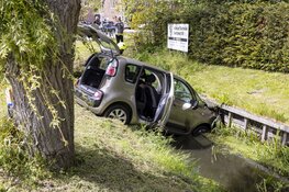 Automobilist schrikt van fietser en rijdt water in