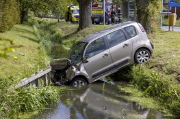 Automobilist schrikt van fietser en rijdt water in