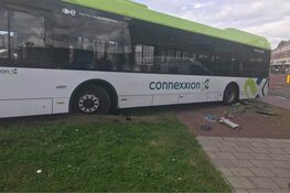 Bus raakt van de weg in IJmuiden