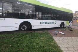 Bus raakt van de weg in IJmuiden