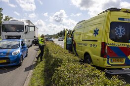 Botsing tussen vrachtwagen en auto op de N208 bij Velserbroek