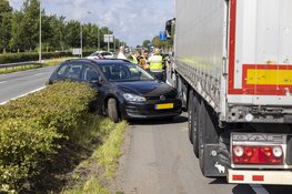 Botsing tussen vrachtwagen en auto op de N208 bij Velserbroek
