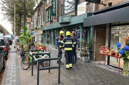 Boeket met kunstbloemen in de brand in bloemenwinkel IJmuiden