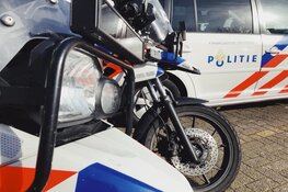 Man op scooter rijdt in op hulpverlenende politieman