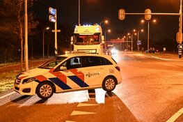 Fietser klapt op voorruit van auto op de N197 bij Velsen-Noord