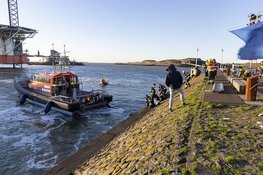 Auto te water op het Sluisplein in IJmuiden, man uit auto gehaald
