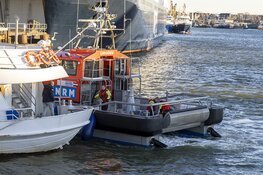 Auto te water op het Sluisplein in IJmuiden, man uit auto gehaald
