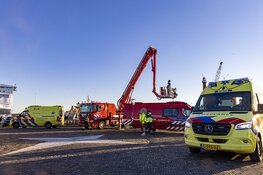 Auto te water op het Sluisplein in IJmuiden, man uit auto gehaald