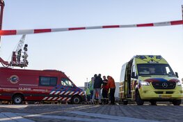 Auto te water op het Sluisplein in IJmuiden, man uit auto gehaald