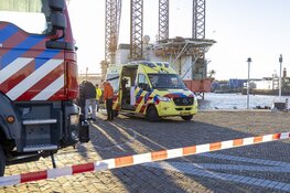 Auto te water op het Sluisplein in IJmuiden, man uit auto gehaald