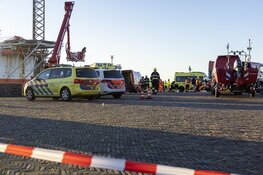 Auto te water op het Sluisplein in IJmuiden, man uit auto gehaald