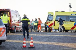 Auto te water op het Sluisplein in IJmuiden, man uit auto gehaald