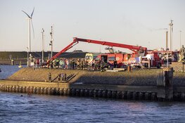 Auto te water op het Sluisplein in IJmuiden, man uit auto gehaald