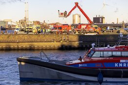 Auto te water op het Sluisplein in IJmuiden, man uit auto gehaald