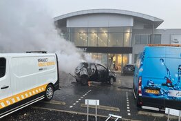 Brand bij autodealer in Velserbroek
