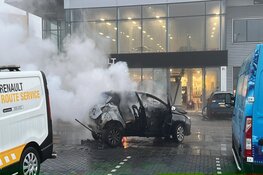 Brand bij autodealer in Velserbroek