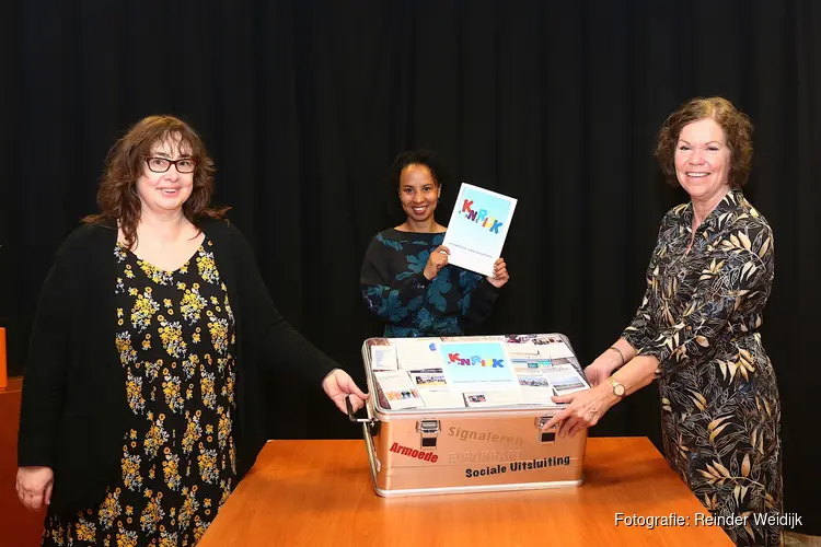 Wethouder Marianne Steijn overhandigt Leskist Kansrijk aan de bibliotheek