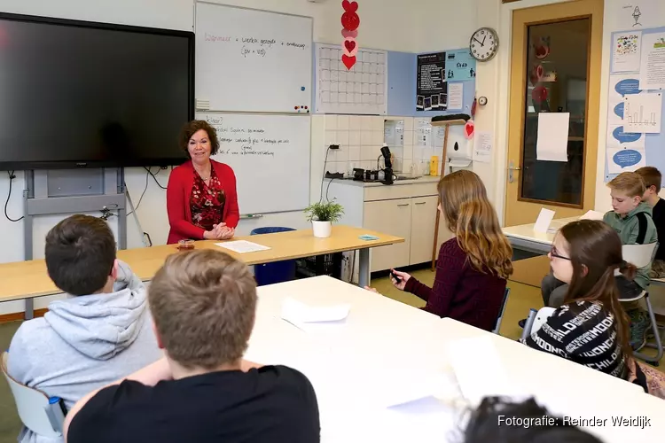 Marianne Steijn in gesprek met leerlingen over Internationale Vrouwendag