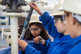 Tata Steel zet meisjes aan het werk tijdens Girl's Day