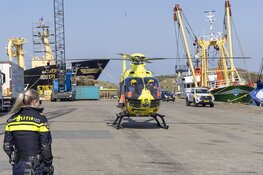 Man gewond door betonblok bij bedrijfsongeval op schip in IJmuiden