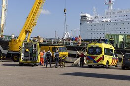 Man gewond door betonblok bij bedrijfsongeval op schip in IJmuiden