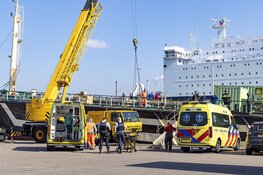 Man gewond door betonblok bij bedrijfsongeval op schip in IJmuiden