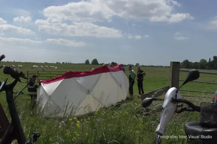Scootmobiel belandt in sloot Velserbroek