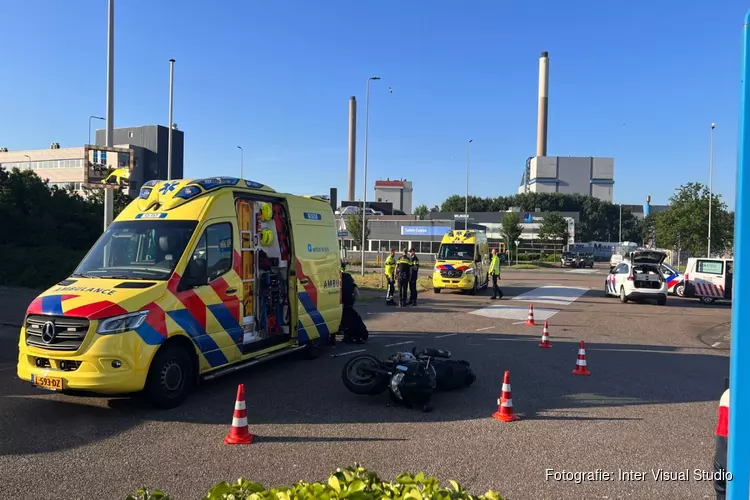 Forse aanrijding tussen motorrijder en scooterrijder in Velsen-Noord